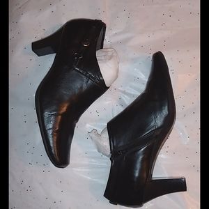 ✅2/$15✅ Woman’s Black dress shoes with heels! size 11M